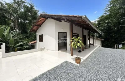 Imóvel com 02 dormitórios sendo 01 deles com closet, sala de estar, cozinha no piso inferior, 01 banheiro social, 01 lavabo, área de serviço no piso inferior, vagas de garagem descobertas e quintal na