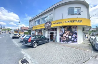 Sala comercial com 80m², no segundo pavimento, dividida em 03 salas, um banheiro social e 01 vaga de garagem coberta, ao lado do prédio há uma rua que poderá servir como estacionamento rotativo para s