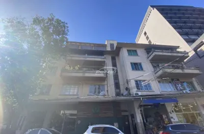 Sala comercial com aproximadamente 71m², com um banheiro. localizada no centro.