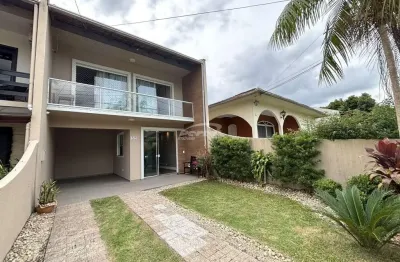 Casa com 03 dormitórios, sendo uma suíte com sacada, além de um banheiro social e um terraço com lavanderia, sala de estar com varanda, cozinha e sala de jantar integradas, área de festas com churrasq