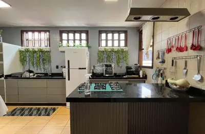 Magnífica casa com um apartamento nos fundos com a melhor localização do bairro velha, blumenau/sc.