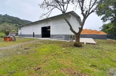 Galpão industrial com pé-direito alto disponível para locação no bairro velha central – blumenau/sc