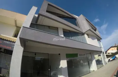 Sala comercial com cerca de 50m² na av. nereu ramos no bairro itacolomi em balneário piçarras/sc (cód. 12746)