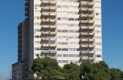 Apartamento com 03 dormitórios sendo 01 suíte e dependência de empregada, no Centro de Baln. Piçarras, a 20m da praia!
