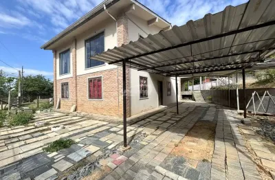 Imóvel com 02 dormitórios, sendo 01 suíte, sala de estar, cozinha e sala de jantar conjugadas, banheiro social, área de serviço, 01 vaga de garagem coberta e amplo quintal na frente.