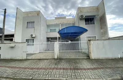 Excelente apartamento semi mobiliado com 2 dormitórios no bairro itacolomi em balneário piçarras/sc (cód. 14068)
