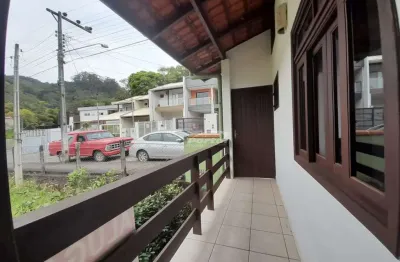 Casa disponível para locação no bairro Velha Central, Blumenau/SC.