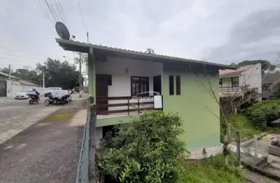 Casa disponível para locação no bairro Velha Central, Blumenau/SC.