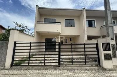 Sobrado amplo à venda, com 3 dormitórios sendo 1 suíte, apenas 200 metros do mar, localizado no bairro Itajuba em Barra Velha.