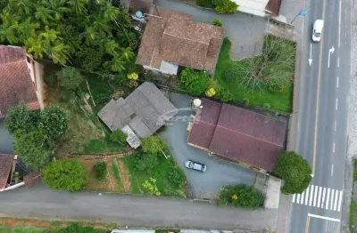 Casa averbada em Terreno ZC2 com 892 m² no Bairro Água Verde em Blumenau – Alto Potencial Construtivo
