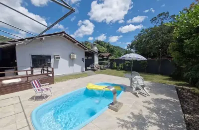 Casa com 2 dormitórios e piscina a venda no Bairro Itoupava Central, Blumenau SC.