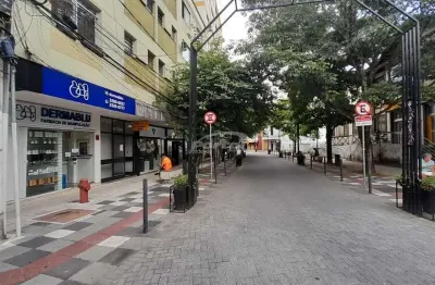Apartamento/kitnet mobiliada disponível para locação no Centro de Blumenau.
