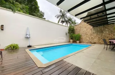 Excelente casa com piscina e 4 quartos no bairro Valparaíso/SC