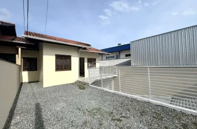 Com aproximadamente 70m², o imóvel possui 03 dormitórios, sala de estar, cozinha e sala de jantar conjugadas, banheiro social, área de serviço na área externa, 02 vagas de garagem cobertas e amplo qui