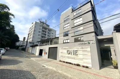 Área privativa de 32m², 01 dormitório, sala de estar, cozinha totalmente mobiliada e equipada com eletrodomésticos, área de serviço, 01 vaga de garagem coberta, todos os ambientes estão equipados, pro