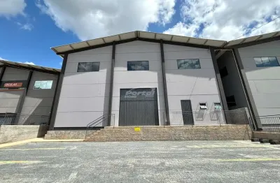 Galpão de 630m² para locação, contendo 02 banheiros, pé direito alto de 4m no primeiro e segundo piso, doca para carga e descarga e amplo pátio.