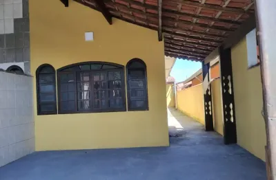 Casa aconchegante em mongaguá, no bairro itaoca, perfeita para quem busca tranquilidade e conforto. o imóvel conta com 2 dormitórios, sendo 1 suíte, além de 2 banheiros bem distribuídos. dispõe também