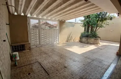 Casa à venda no maracanã – praia grande! são 3 dormitórios, sala para dois ambientes e 5 vagas de garagem. localização excelente, perto de comércios e praia. agende sua visita com a bene vieira imóvei