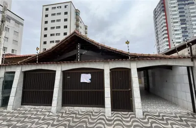 Casa na ocian – praia grande/sp  excelente oportunidade de morar com conforto e espaço em um dos bairros mais completos de praia grande! esta casa conta com 2 dormitórios, sendo 1 suíte, sala ampla, c