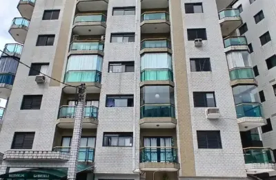 Apartamento na ocian com 2 dormitórios, 1 suíte, planejados na cozinha, sacada e 1 vaga de garagem. localização prática e funcional.