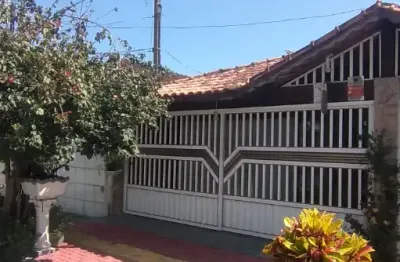 Casa na mirim com 2 dormitórios, 1 suíte, churrasqueira, lavabo e 2 vagas de garagem. conforto e praticidade em ótimo bairro residencial.