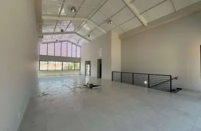 Salão comercial para alugar no bairro vila rezende em piracicaba.