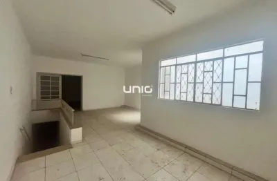 Excelente sala comercial disponível para locação na Rua Governador Pedro de Toledo, uma das principais vias de comércio de Piracicaba, com grande visibilidade e fluxo de pedestres.