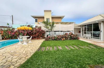 Casa à venda com 5 quartos e piscina no litoral - caiobá/pr