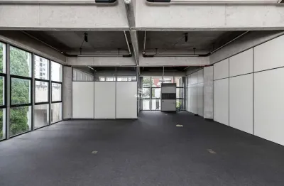 Loja comercial com 1.000 m² de área construída no água verde em curitiba