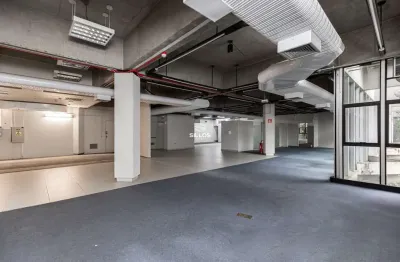 Loja comercial com 1.000 m² de área construída no água verde em curitiba
