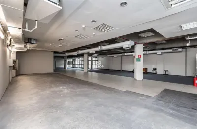 Loja comercial com 3.000 m² de área construída no água verde em curitiba
