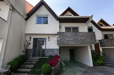 Sobrado com 3 quartos para alugar no Hugo Lange em Curitiba/PR