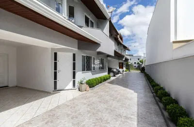 Sobrado em condominio à venda com 5 quartos no Bacacheri em Curitiba