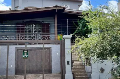 Casa com 3 quartos, 1 suíte,  4 banheiros e 3 vagas de garagem, 260 m²