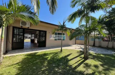 Exclusiva residência a venda no balneário canoas - amplo com duas entradas.