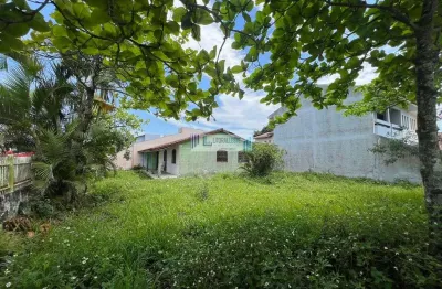 Amplo terreno de esquina, com 384m², escriturado e registrado na quadra do mar.