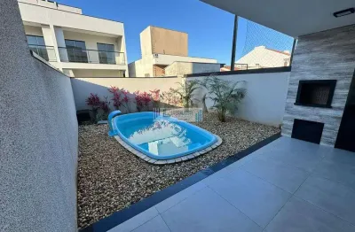 Sobrado com excelente acabamento- 3 dormitórios/suíte - piscina e churrasqueira.