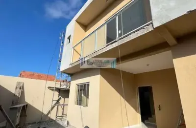 Sobrado em condomínio próximo ao mar - 3 dormitórios sendo uma suíte.