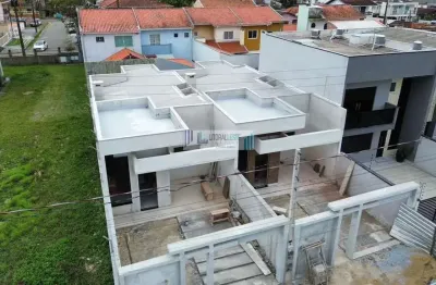 Residência  excelente acabamento - 3 dormitórios/suíte - a poucos passos do mar.