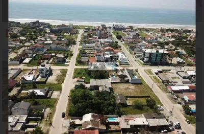 Residência nova, com excelente acabamento - 2 dormitórios- próxima a praia.
