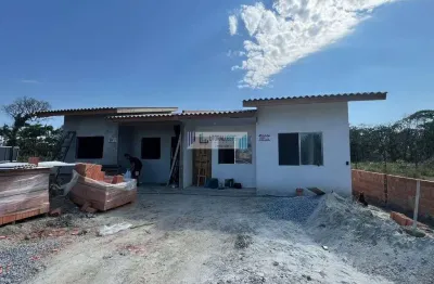 Residência contendo 2 dormitórios - com corredor lateral e amplo quintal.