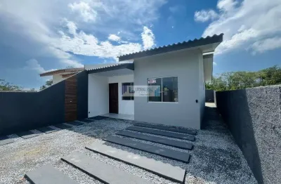 Residência contendo 2 dormitórios - com corredor lateral e quintal.