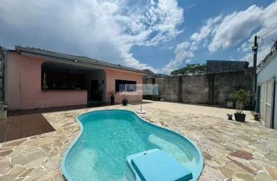 Ampla residência contendo 4 dormitórios/suítes e piscina - excelente localização