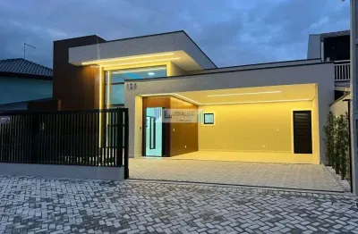 Exclusiva residência smart-home contendo 3 suítes - á poucos passos da praia.