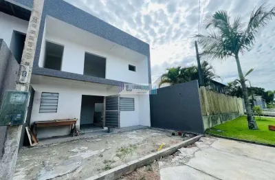 Sobrado amplo com excelente acabamento - 2 suítes e piscina - Próximo ao mar.