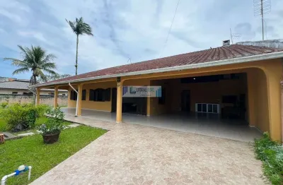 Residência em alvenaria - contendo 5 dormitórios- amplo quintal - Próx. a Praia.