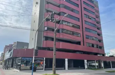 Apartamento no centro a poucos metros da praia central.