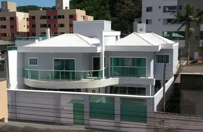 Casa com 03 suítes e piscina à venda em balneário camboriú