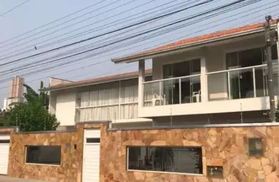 Casa com dois pavimentos no centro de balneário camboriú