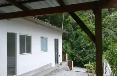 Casa na praia brava. 02 dormitórios. excelente localização. próximo mar.